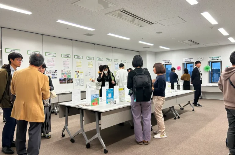 イベント出展し展示を行っている様子